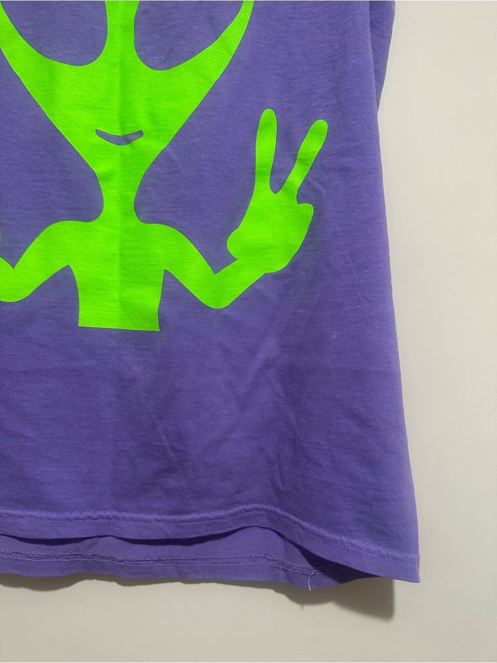 NWT ALIEN Purple Neon Green Workout Stretch Muscle Screenprint Peace Tank Top M - Picture 9 of 11